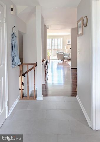 8939 PARK FOREST DR, Springfield, VA 22152