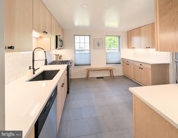 8939 PARK FOREST DR, Springfield, VA 22152