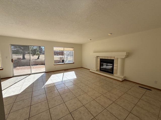 8212 Eagle Rock Avenue NE, Albuquerque, NM 87122