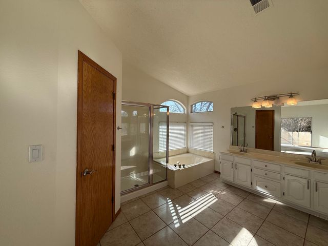 8212 Eagle Rock Avenue NE, Albuquerque, NM 87122