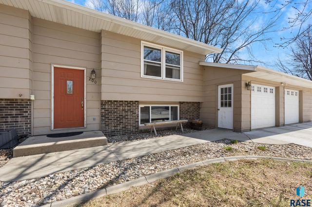 200 Perry Ln, Harrisburg, SD 57032