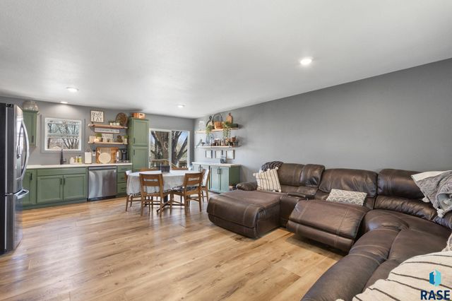 200 Perry Ln, Harrisburg, SD 57032