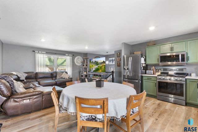 200 Perry Ln, Harrisburg, SD 57032