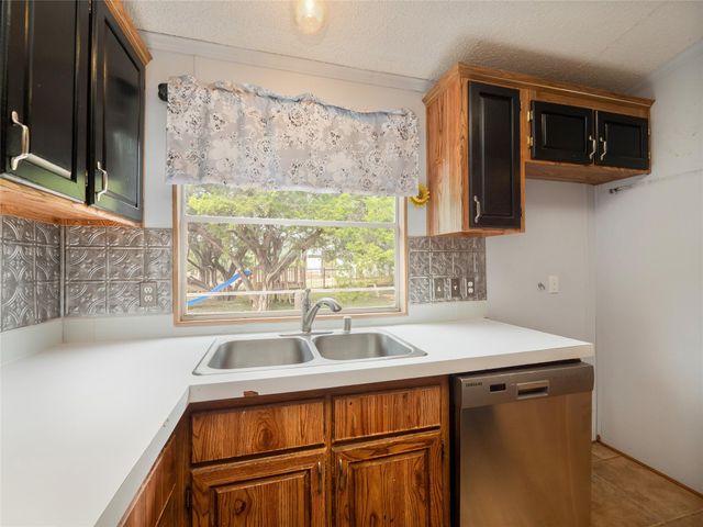 635 Ramms DR, Florence, TX 76527