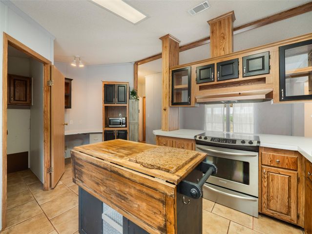 635 Ramms DR, Florence, TX 76527