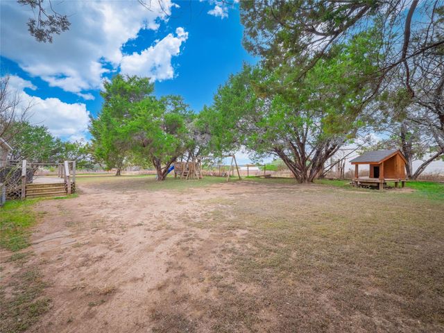 635 Ramms DR, Florence, TX 76527