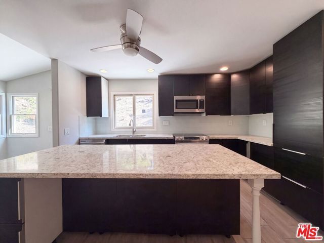 11569 Viking Avenue, Los Angeles, CA 91326