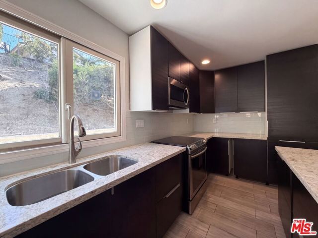 11569 Viking Avenue, Los Angeles, CA 91326