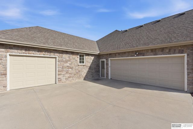 4802 Lakeside Circle, Bellevue, NE 68133