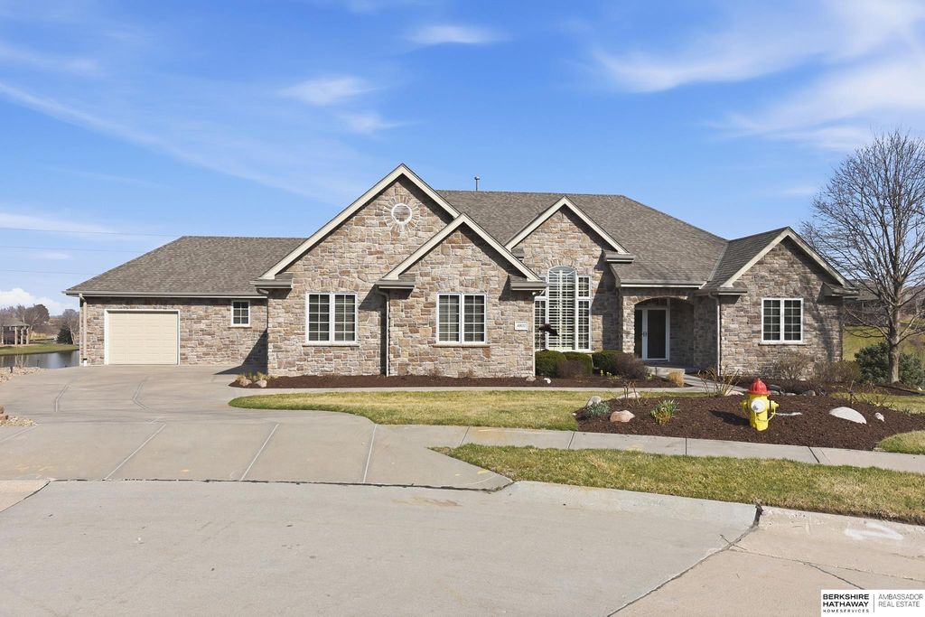 4802 Lakeside Circle, Bellevue, NE 68133