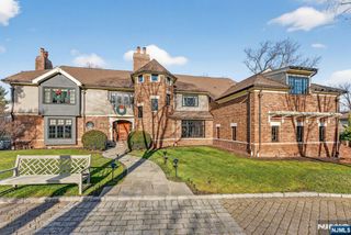 54 Hamilton Drive, North Caldwell, NJ 07006