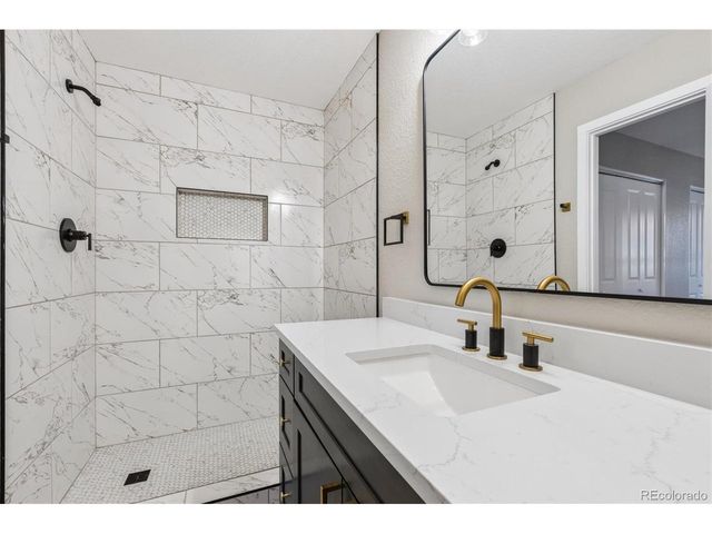 1140 Parker Dr, Longmont, CO 80501