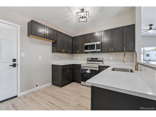 1140 Parker Dr, Longmont, CO 80501