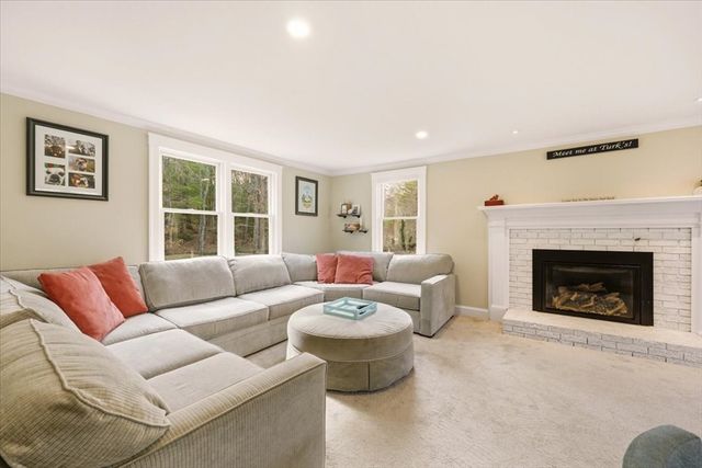 23 Clubhouse Dr, Bourne, MA 02559