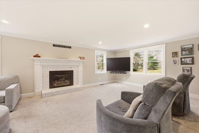 23 Clubhouse Dr, Bourne, MA 02559