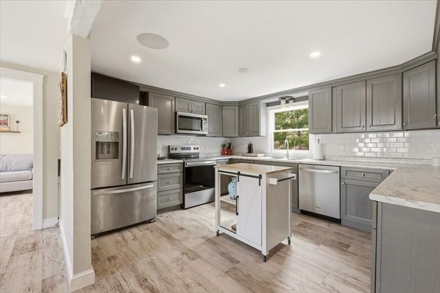 23 Clubhouse Dr, Bourne, MA 02559