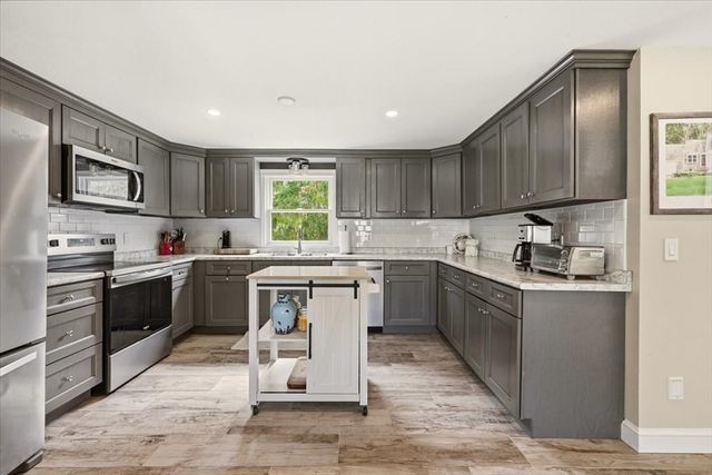 23 Clubhouse Dr, Bourne, MA 02559