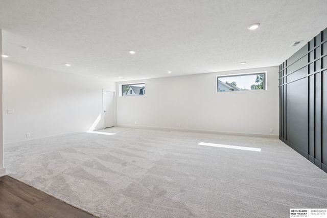 5518 S 200th Avenue, Omaha, NE 68135