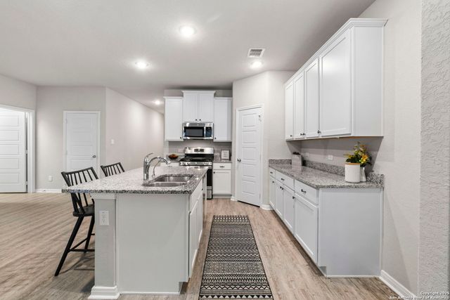 6814 Shiraz Way, Converse, TX 78109