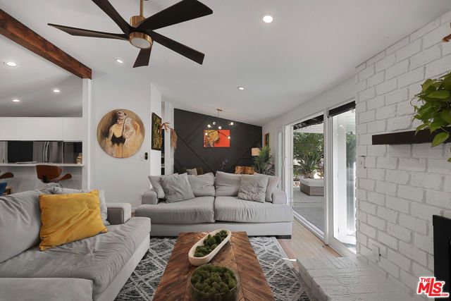 20756 Clarendon Street, Woodland Hills (los Angeles), CA 91367