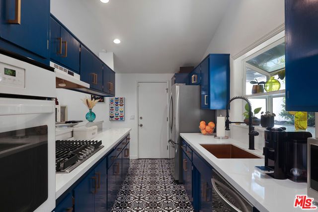 20756 Clarendon Street, Woodland Hills (los Angeles), CA 91367