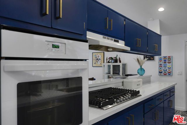 20756 Clarendon Street, Woodland Hills (los Angeles), CA 91367