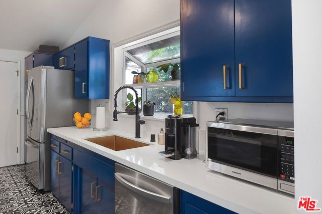 20756 Clarendon Street, Woodland Hills (los Angeles), CA 91367