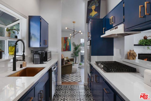 20756 Clarendon Street, Woodland Hills (los Angeles), CA 91367