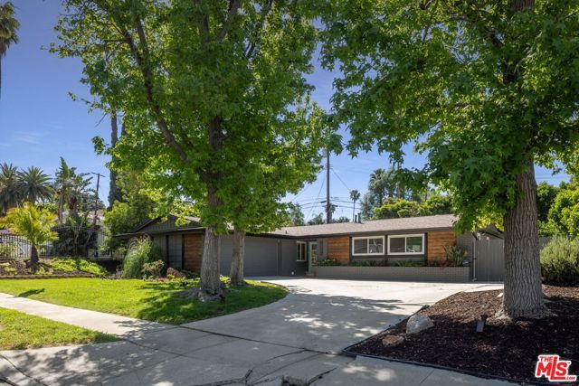 20756 Clarendon Street, Woodland Hills (los Angeles), CA 91367