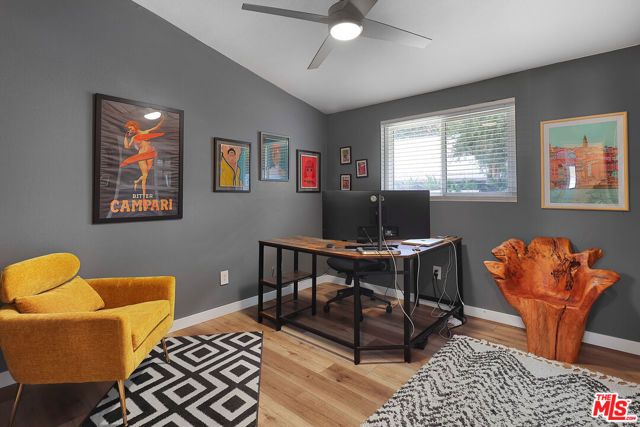20756 Clarendon Street, Woodland Hills (los Angeles), CA 91367