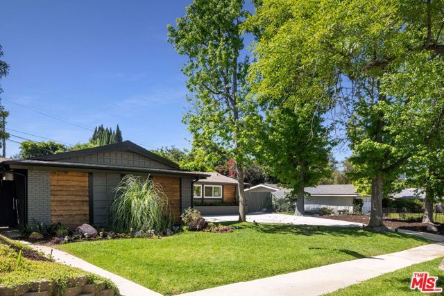 20756 Clarendon Street, Woodland Hills (los Angeles), CA 91367