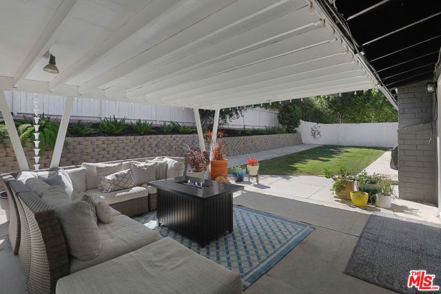 20756 Clarendon Street, Woodland Hills (los Angeles), CA 91367