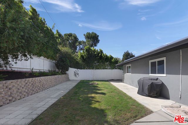 20756 Clarendon Street, Woodland Hills (los Angeles), CA 91367