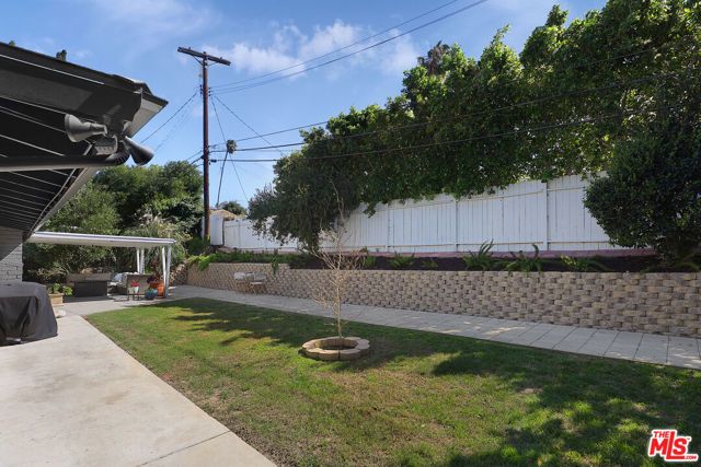 20756 Clarendon Street, Woodland Hills (los Angeles), CA 91367