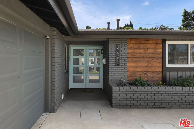 20756 Clarendon Street, Woodland Hills (los Angeles), CA 91367