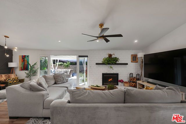 20756 Clarendon Street, Woodland Hills (los Angeles), CA 91367