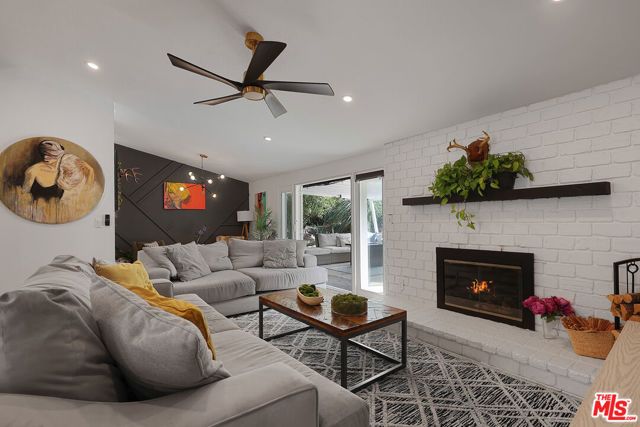 20756 Clarendon Street, Woodland Hills (los Angeles), CA 91367
