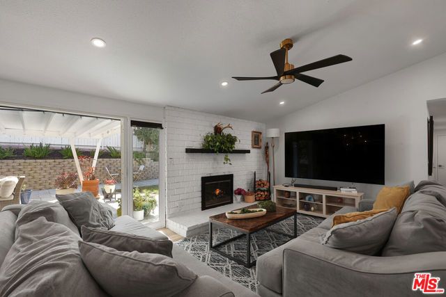 20756 Clarendon Street, Woodland Hills (los Angeles), CA 91367