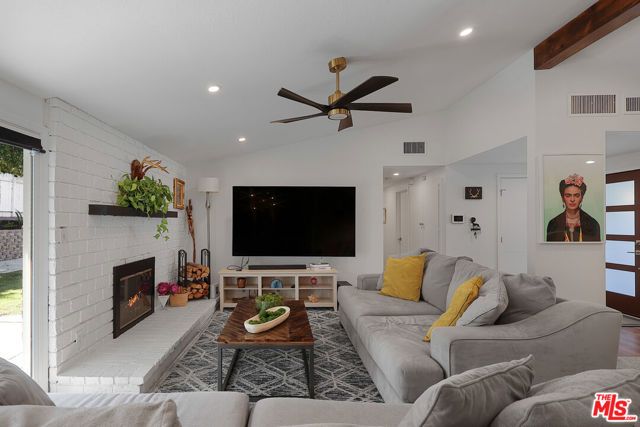 20756 Clarendon Street, Woodland Hills (los Angeles), CA 91367