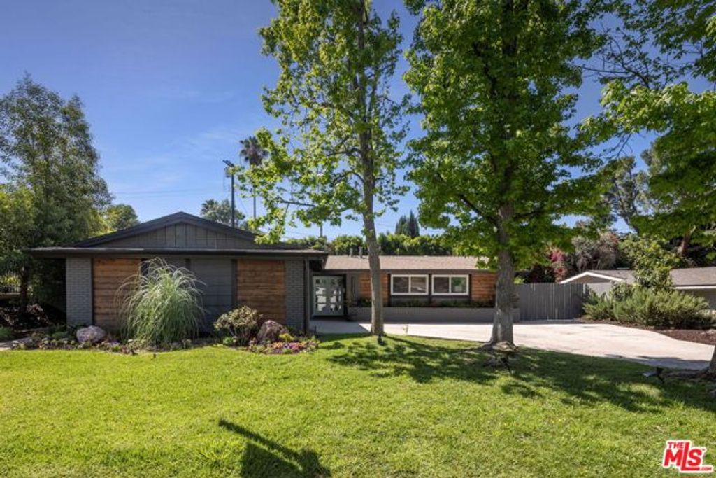 20756 Clarendon Street, Woodland Hills (los Angeles), CA 91367