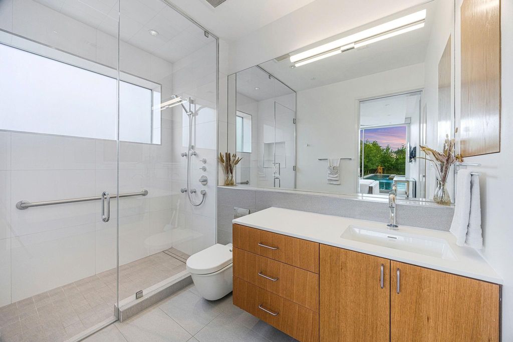 Image 38 of property listing at 4616 Oleander Street, Bellaire, TX 77401