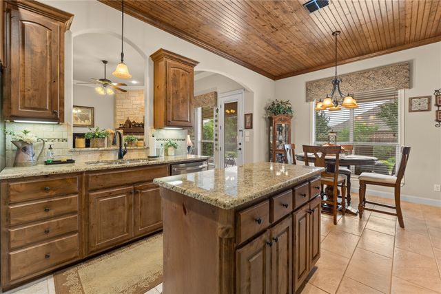 283 Briarleaf Circle, Hewitt, TX 76643