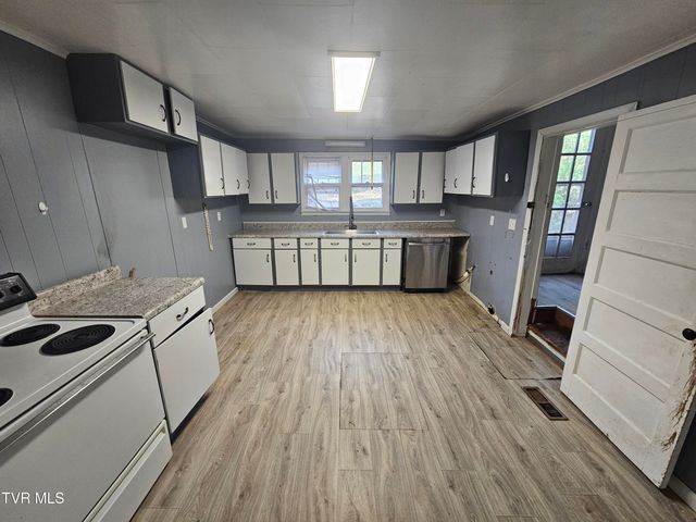 204 Northeast High Avenue, Coeburn, VA 24230