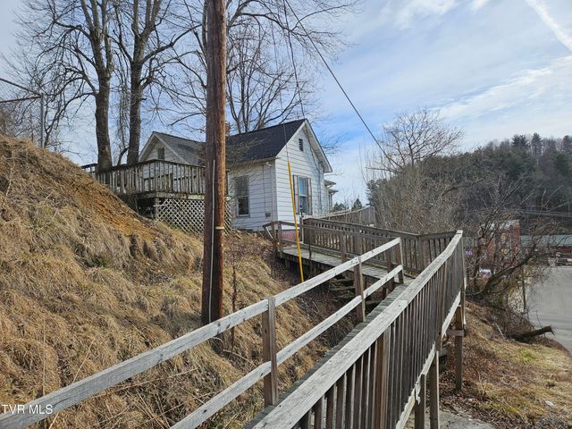 204 Northeast High Avenue, Coeburn, VA 24230