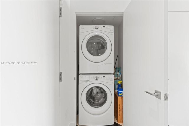 1800 NE 114th St PH05, Miami, FL 33181