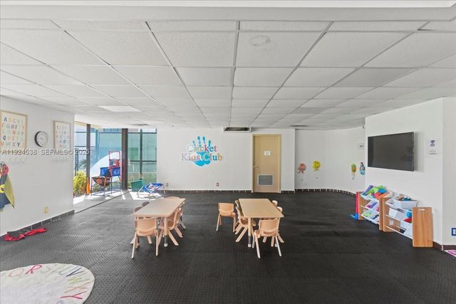 1800 NE 114th St PH05, Miami, FL 33181