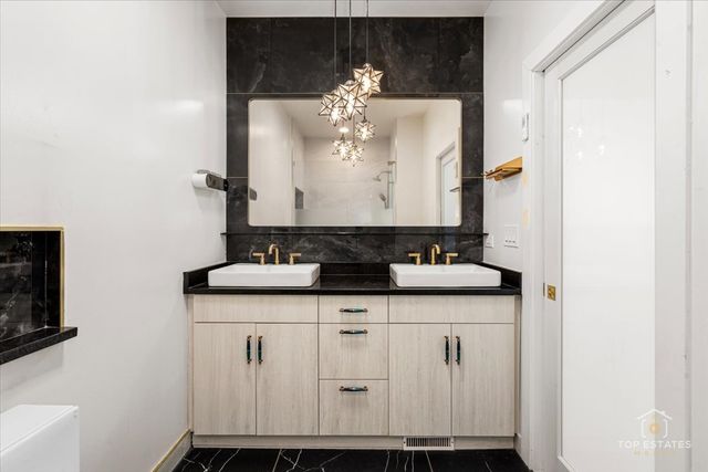 2253 W Coulter Street 1, Chicago, IL 60608