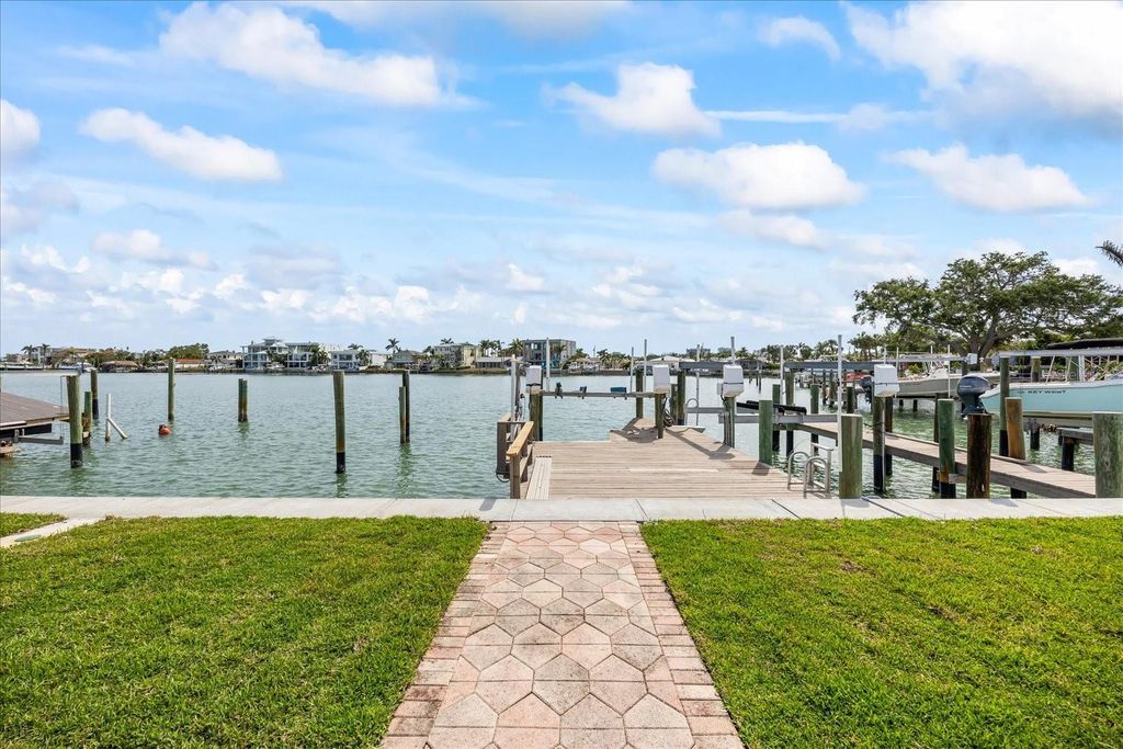 Image 7 of property listing at 7886 9TH AVENUE S, St Petersburg, FL 33707