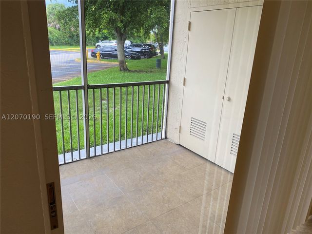 8245 Lake Dr 101, Doral, FL 33166
