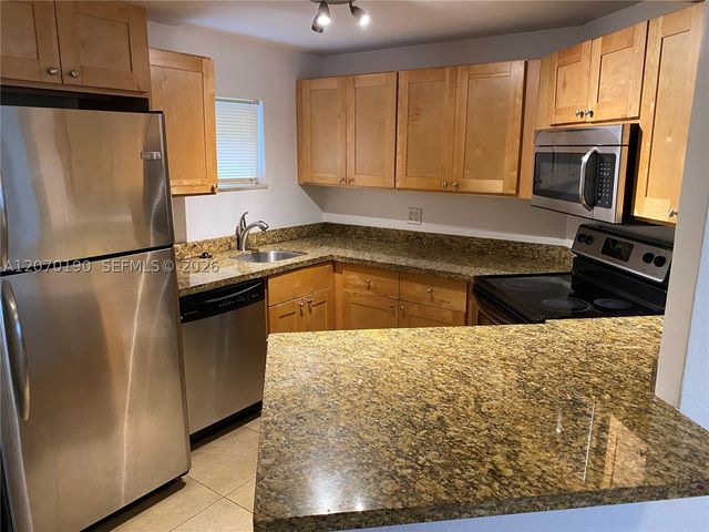 8245 Lake Dr 101, Doral, FL 33166